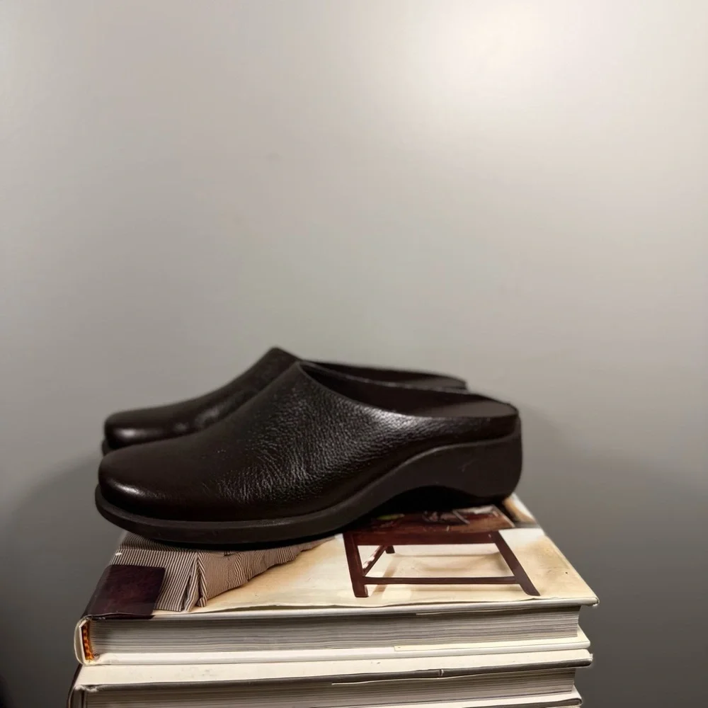 Easy Spirit Women’s Size 8 Brown Leather Slip-On Shoes